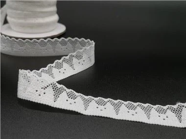 I bambini carini indossano finiture elastiche in pizzo